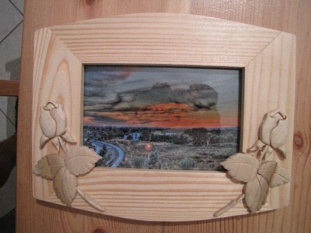 cornice in legno con sagome di rose: 