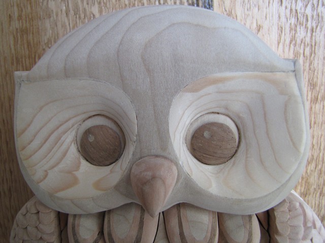 particolare della testa del gufo di legno: 
