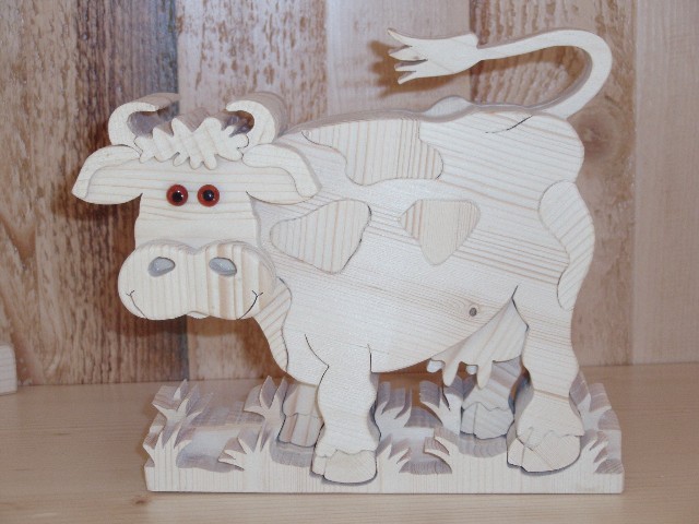 Mucca in legno realizzata con il traforo elettrico: 